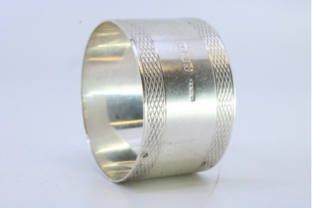  Argola de guardanapo em prata com frisos guilhochados na envolvência.